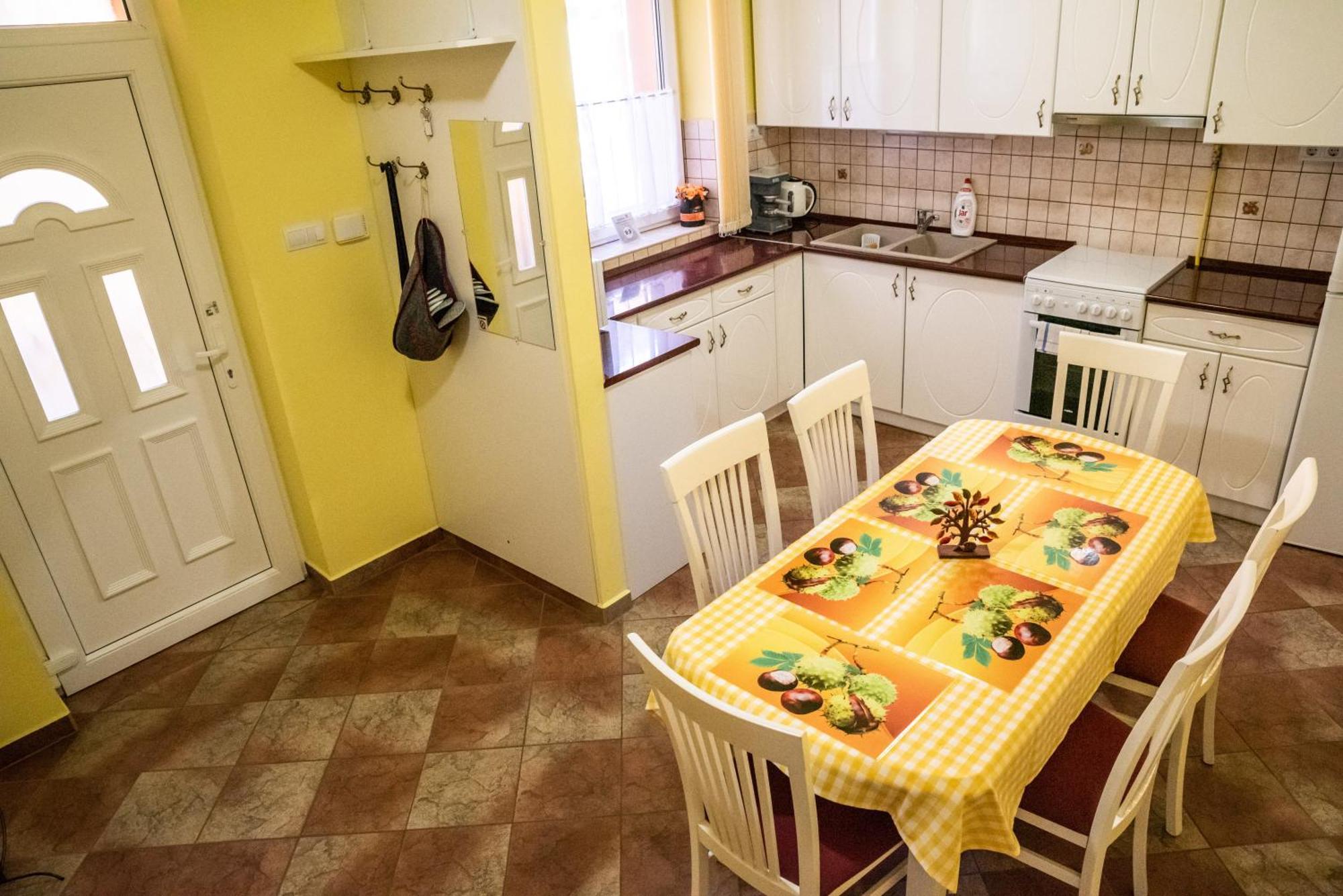 Gesztenye Apartman Makó Esterno foto